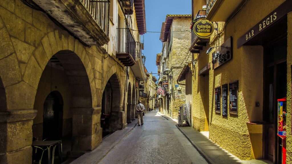 calle de valderrobres con bares y restaurantes