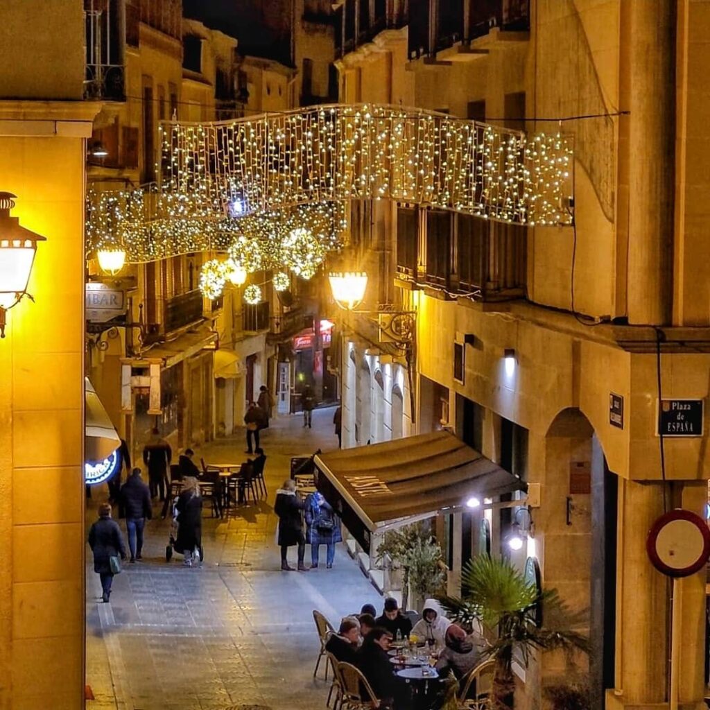 calle alejandre con iluminación navideña