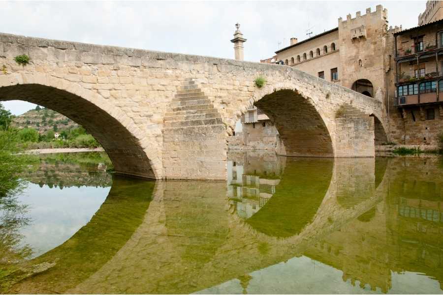 rio matarraña con el reflejo del puente de piedra de Valderrobres